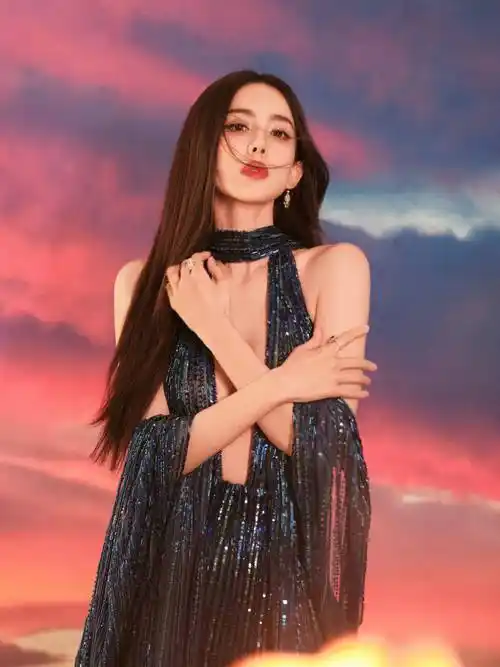 古力娜扎美照曝光!一袭深v长裙吸睛无数,令人惊艳不已_蓝色_魅力_照片