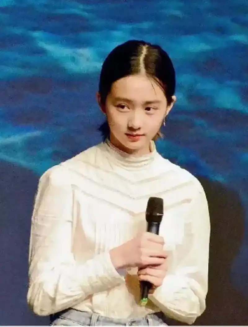 黄多多发育还挺好,17岁身材越发凹凸有致,穿低胸背心又纯又欲