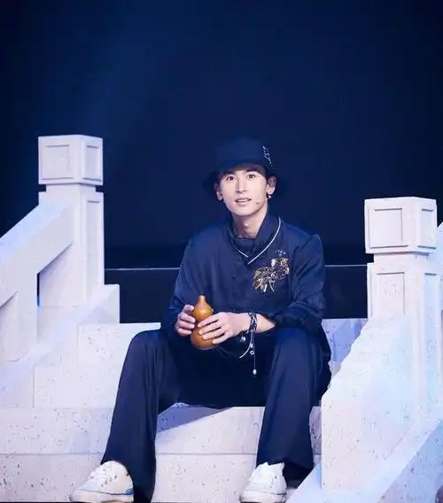 看了张哲瀚旧照粉丝居然认不出网友果然是一朝老婆天下闻