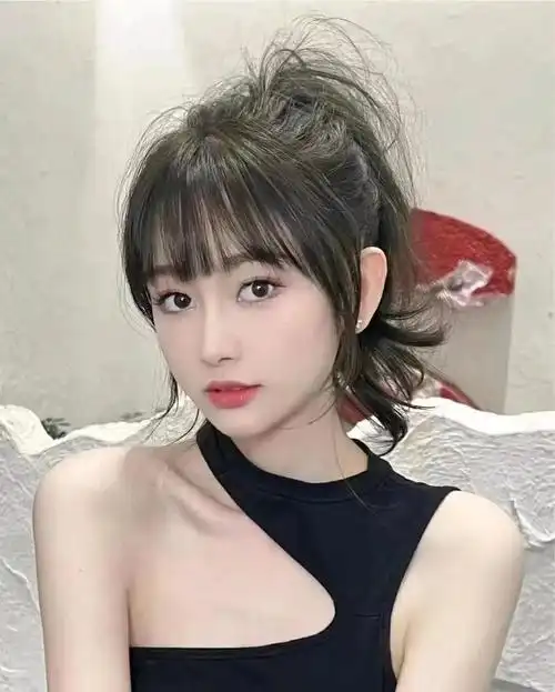 可能偶尔也会扎个马尾,这时候前面最好是留一部分刘海,像这种法式刘海