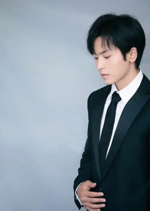 张哲瀚帅气有型西装写真图片79