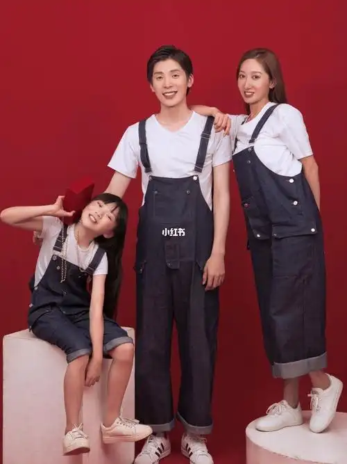 客片全家福美好一家三口怎么不会怀念呢