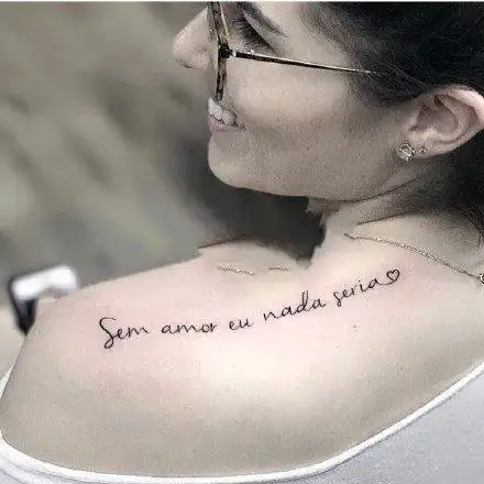 女生肩部漂亮的英文字母纹身图案