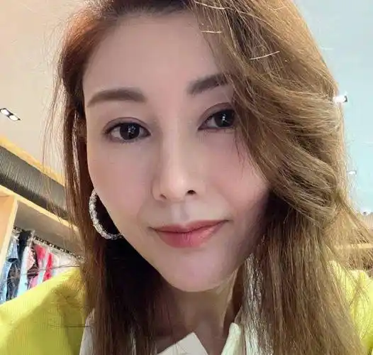 李嘉欣近照曝光,精致妆容宛若少女,52岁年龄真的不相符_人生_图片