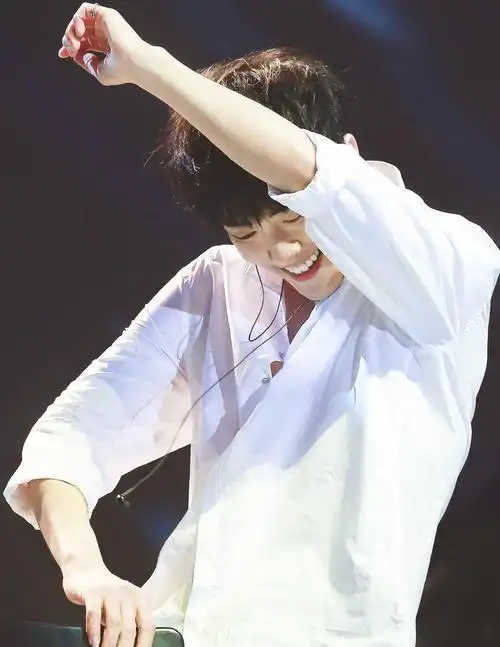 肖战的白衬衫getlow舞蹈部分扯领带太不羁了