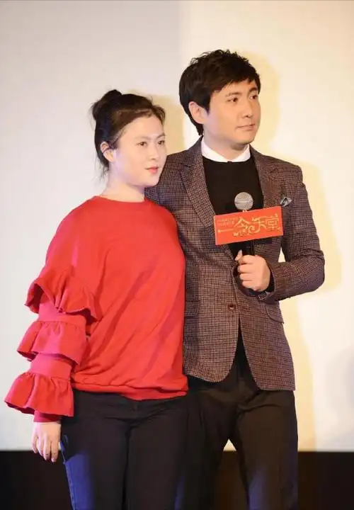 沈腾妻子与马丽罕见同框,妻子王琦一身红衣,马丽在一旁显得尴尬_网易
