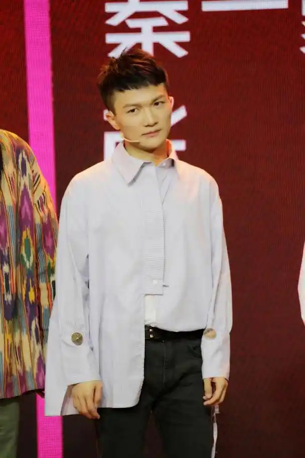 歌手周深:三上春晚人气爆棚,当年曾是自卑的留守孩子