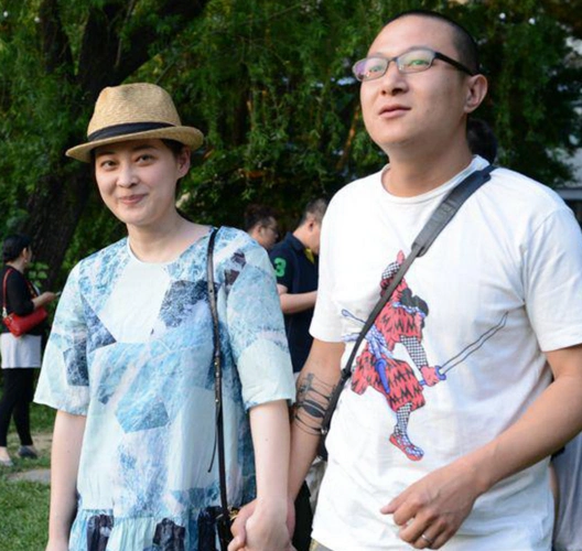 44岁梅婷一家近照曝光,70岁老公谣言不攻自破,产后惊艳四座