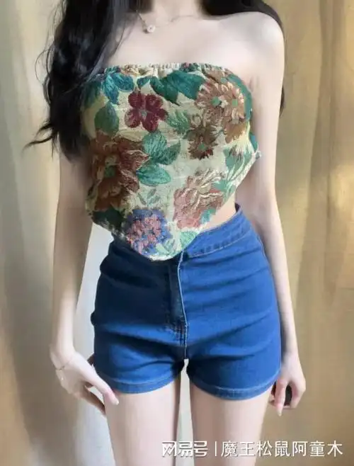 辣妹抹胸短裤穿搭妩媚妖艳婀娜动人
