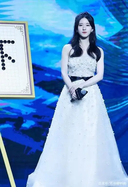 赵露思太厉害了,穿上温柔的纱裙,溜肩秒变"直角肩"