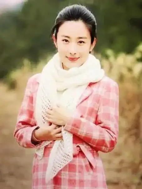 她是唐嫣同班同学,出道20年零绯闻,父亲是她不结婚的底气