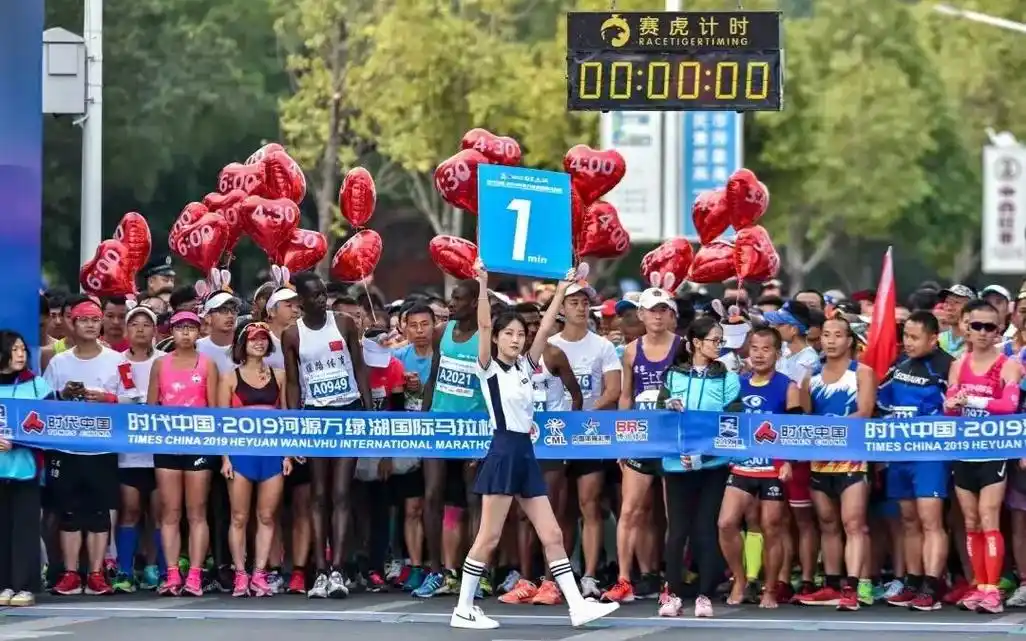 2019年广东河源国际马拉松全程赤脚跑完每公里配速4分40秒 - 抖音