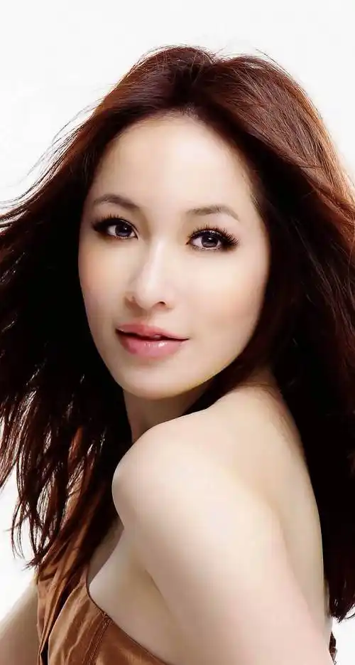 萧亚轩黑色抹胸裙性感撩人!