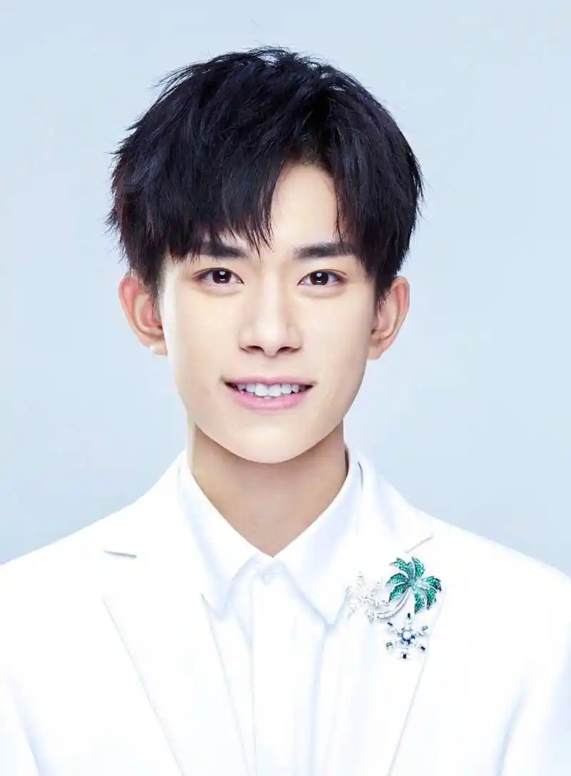 [易烊千玺][新闻]180831 饭制千玺白衣证件照 西装衬衫帅气逼人