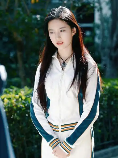 刘亦菲17岁跑步旧照曝光,青春灵动宛若仙女下凡,一颦一笑太养眼|素颜