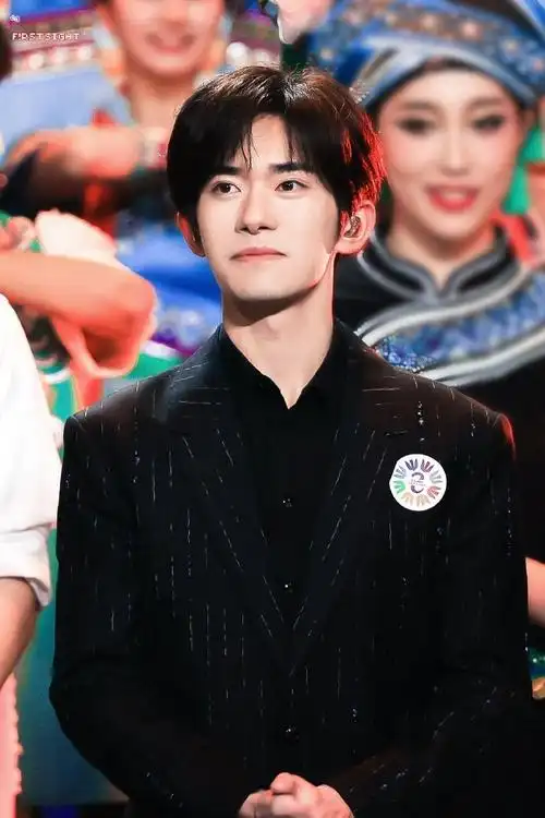 易烊千玺献唱不辞星海##易烊千玺于适同框照##易烊千玺电影小小的我