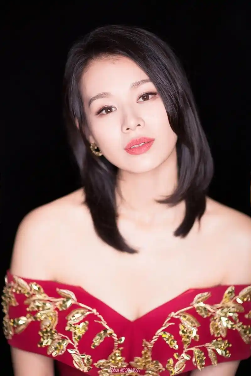 胡杏儿出席活动 老公一旁拍照花式秀恩爱.图