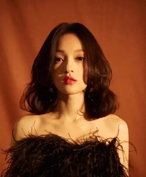 发尾用手指给它通得松散些,最好烫卷弧度大一点,齐肩中长发超好看!