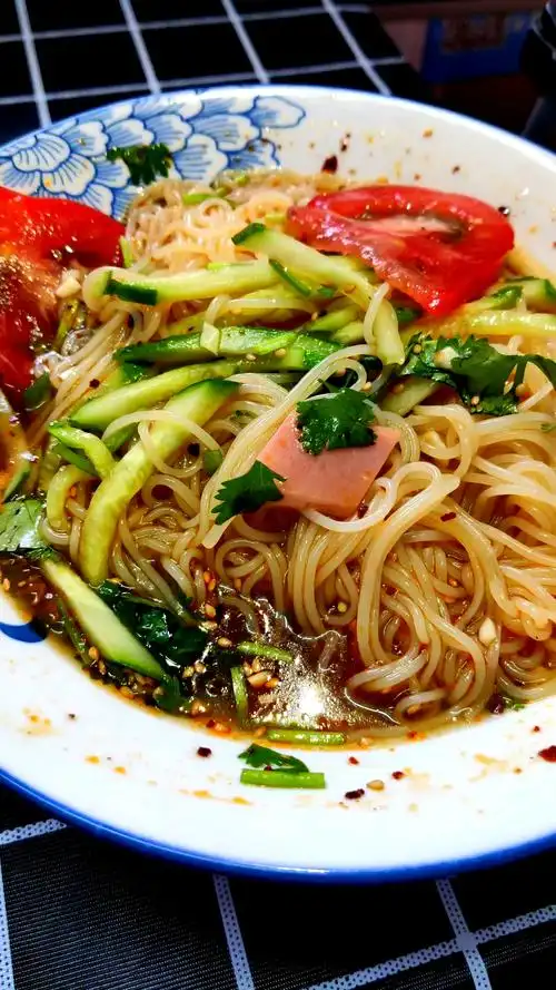 中午热不爱吃饭咋办,那就来碗冰镇冷面吧