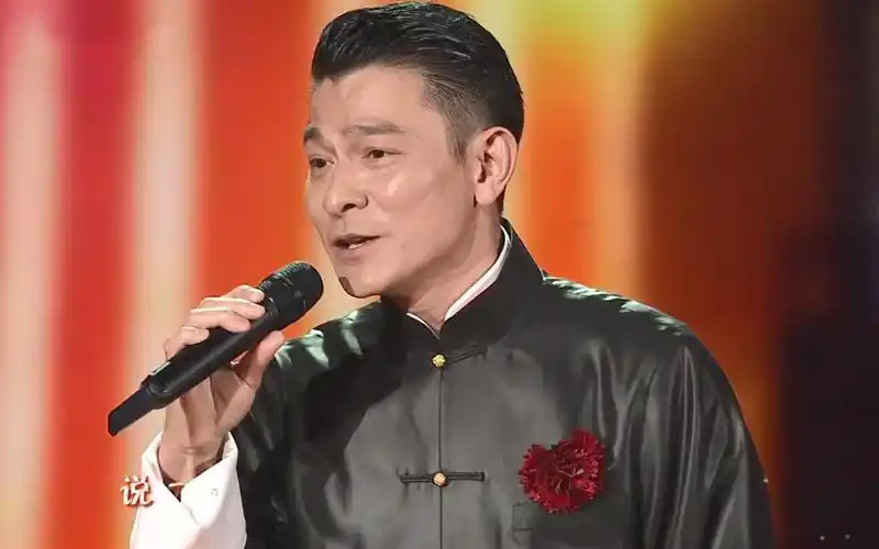 刘德华不愧为天王巨星,六上春晚,演唱的歌曲充满家国情怀!