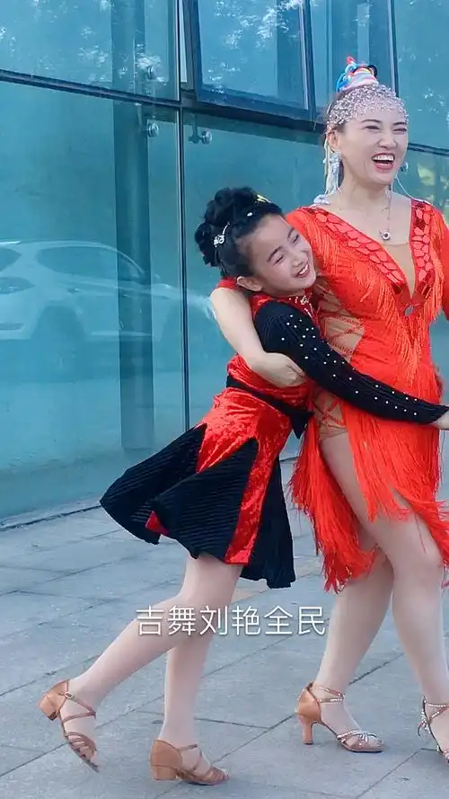 更多精彩视频请关注我,看主页#最火广场舞母女