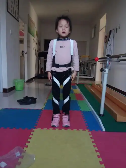 内八字步和外八字步正好是方向的相反矫正方法有异曲同工之处