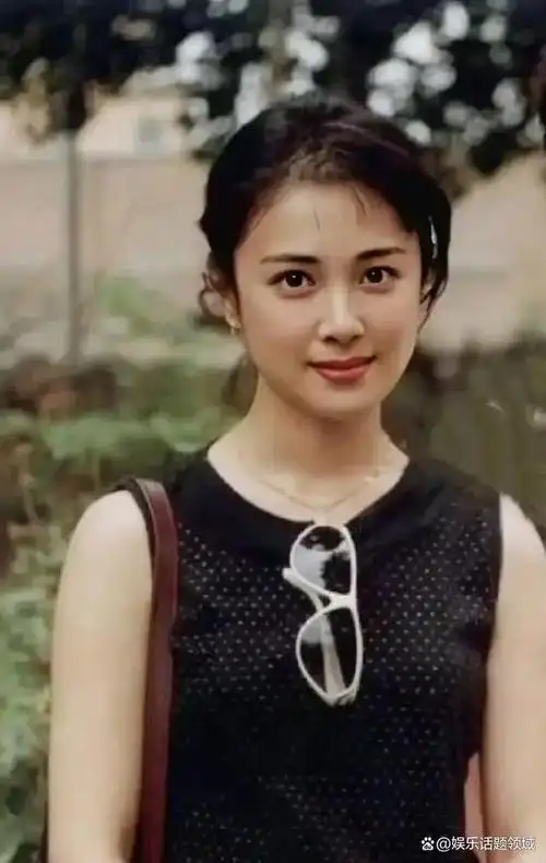 年轻时候的傅艺伟明艳动人