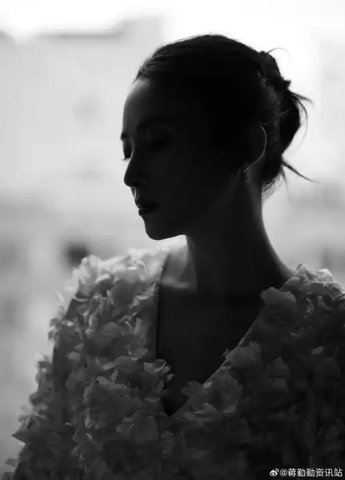 侧颜真的绝美,眼神里的故事感狠狠鲨我,这谁能不爱啊#蒋勤勤东方美人