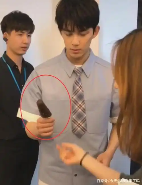 吴磊出席活动,有谁注意他手里的东西?看到这一幕粉丝笑傻了
