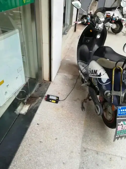 乱拖乱拉线路进行电动车充电.