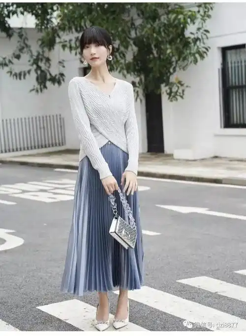 长款百褶裙搭配什么上衣好看