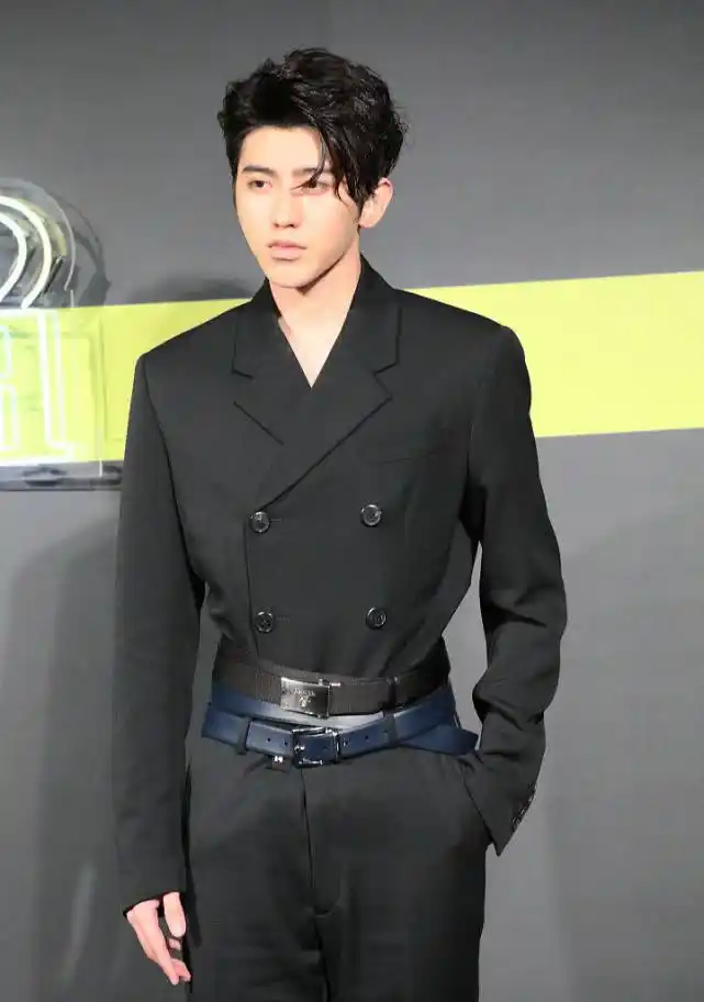 蔡徐坤帅酷军装风展英姿迷skr人 余晚晚回眸灿笑温婉大气