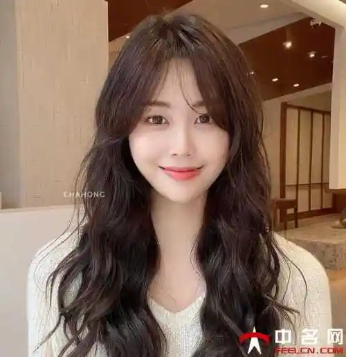 2021年最流行的法式烫发发型,薄刘海更能打造出小v脸的即视感,蓬松