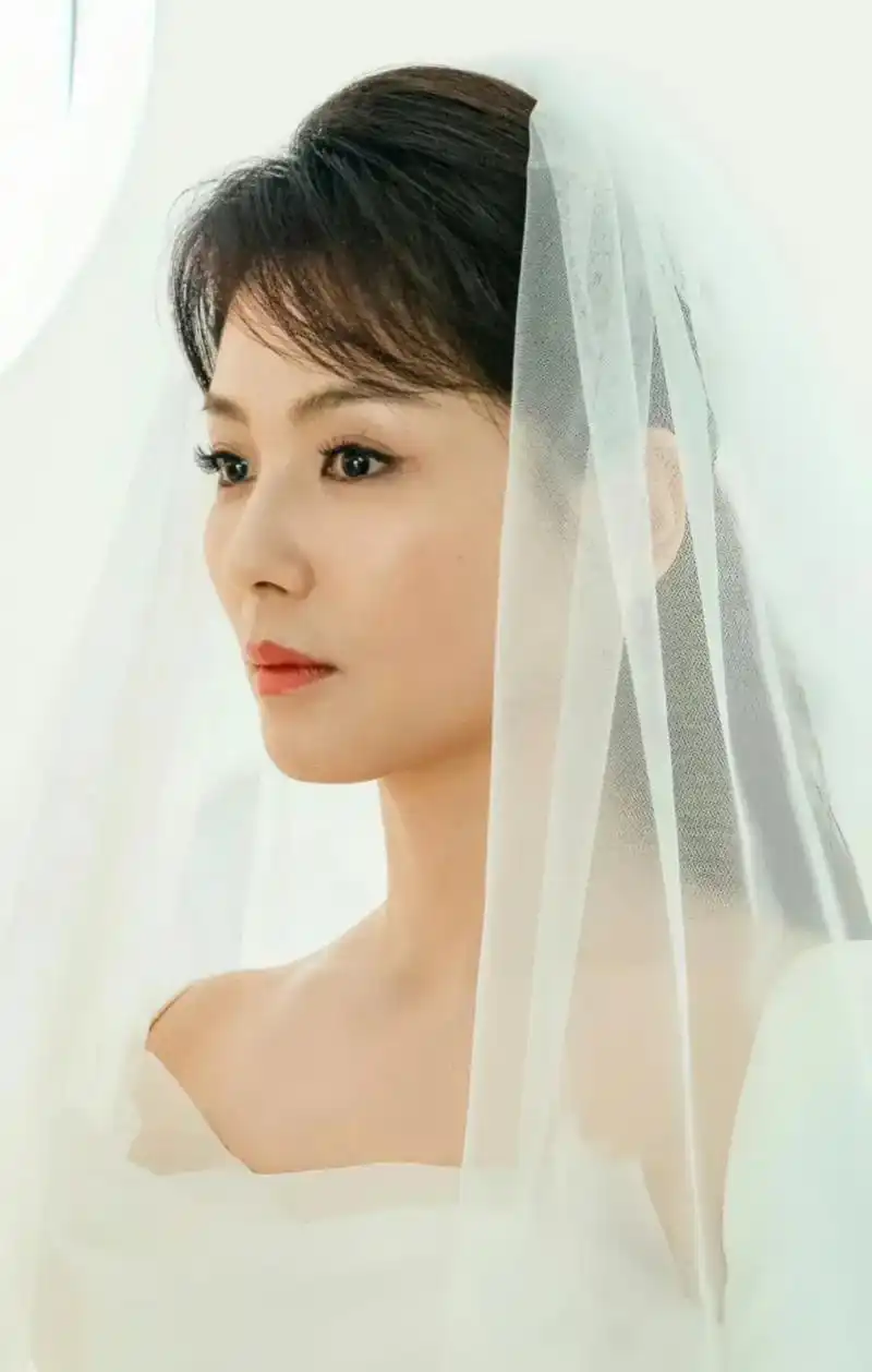 刘涛婚纱造型,虽然婚纱很唯美,但刘涛年龄感重,表情也很不情愿.