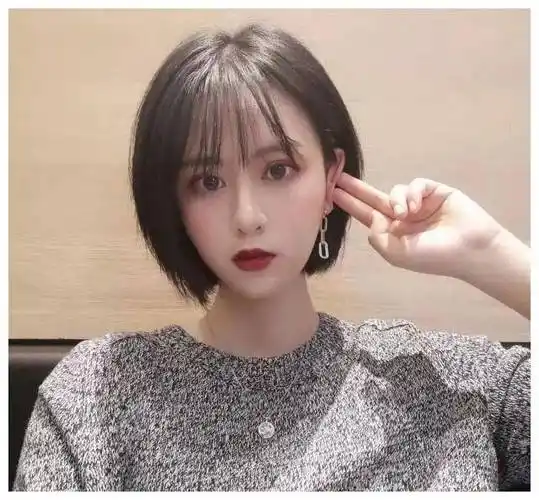 小姑娘不能保证圆脸适合短发,但是小圆脸的女性绝对要试试这个短 .