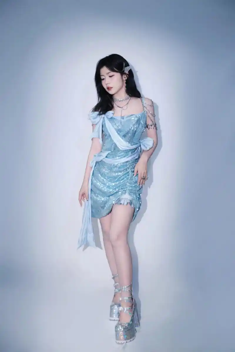 赖美云蓝色连衣短裙大赏,别看身材矮小,性感程度不输内娱任何女星!