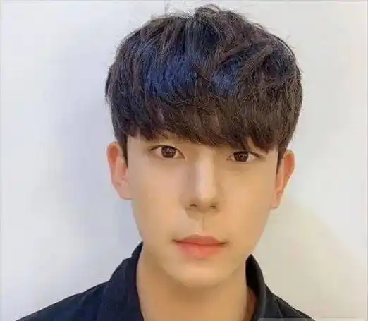 比较奶的一款发型,重点是刘海长,厚且有点齐碎,刘海也不要真的一刀齐