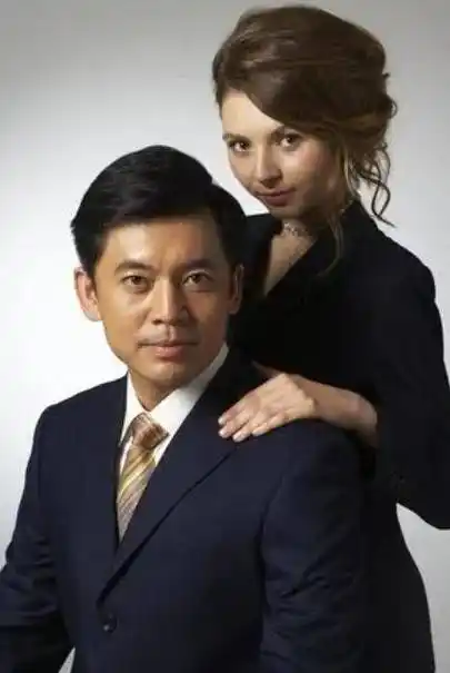 "赵政委"何政军:娶初恋当老婆,结婚30年无绯闻_范雨_表演_事业