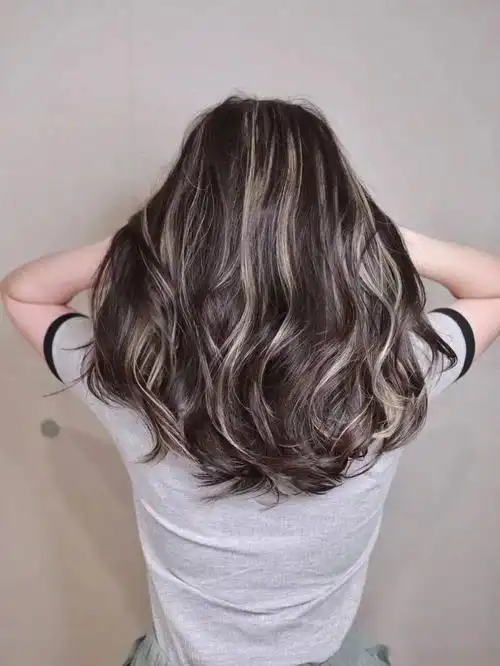 2021下半年爆火「风吹染」挑染发色小巧思_头发