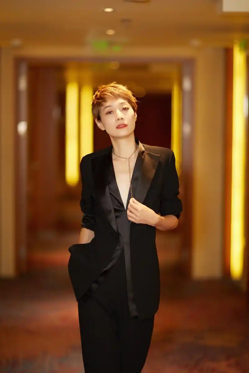 马伊琍身着黑色真空西装彰显曼妙身材,金色项链在精致锁骨上夺目吸睛