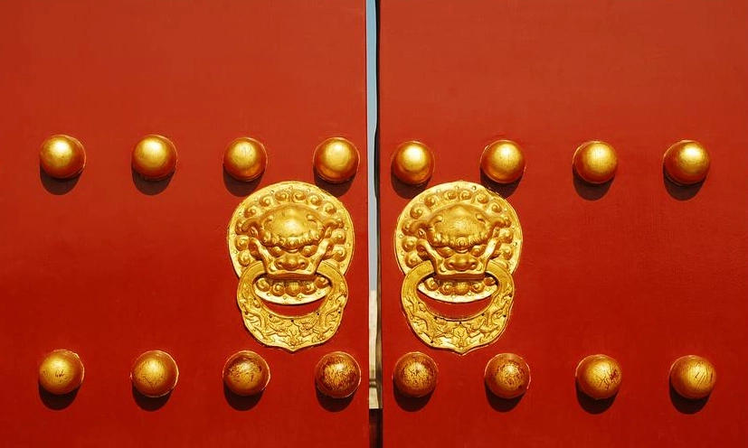 北京故宫大门上,几排密密麻麻的圆钉子有什么用?为什么不能摸?