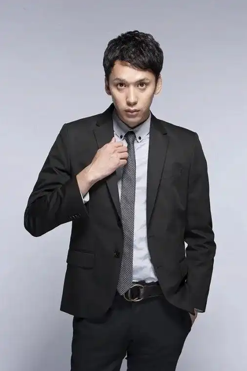 深水元基,1980年1月20日出生于大阪,日本男性演员,模特 - 抖音