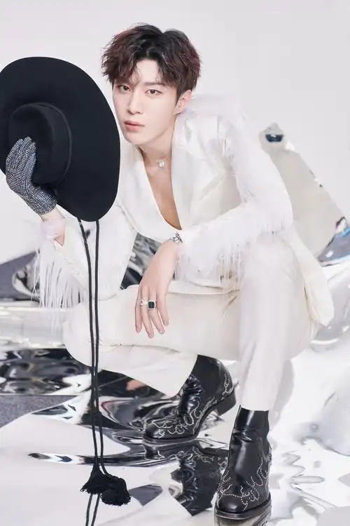 新年的第一天快来接受丞丞的美颜暴击 精致高雅的冬日梦幻小王子