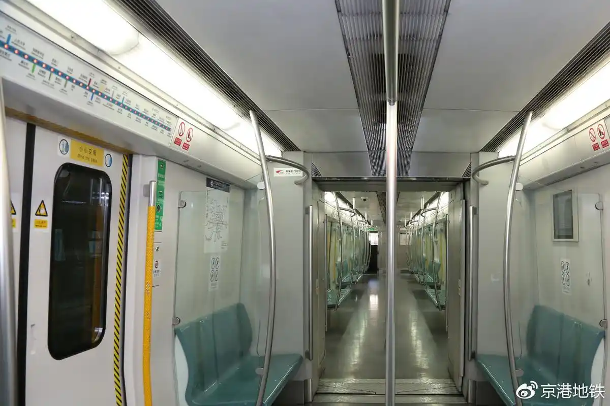 为缓解早晚高峰拥挤 京港地铁车厢内部分座椅被拆除