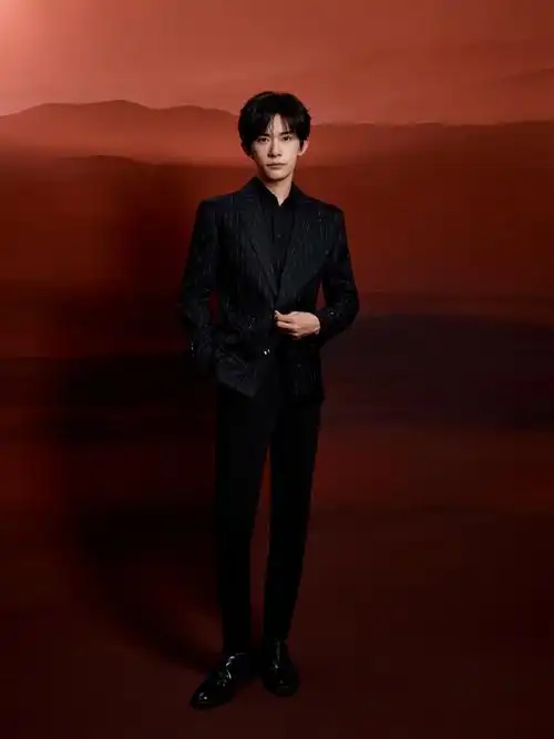 易烊千玺黑衬衫竖纹西装##易烊千玺工作室又放饭了