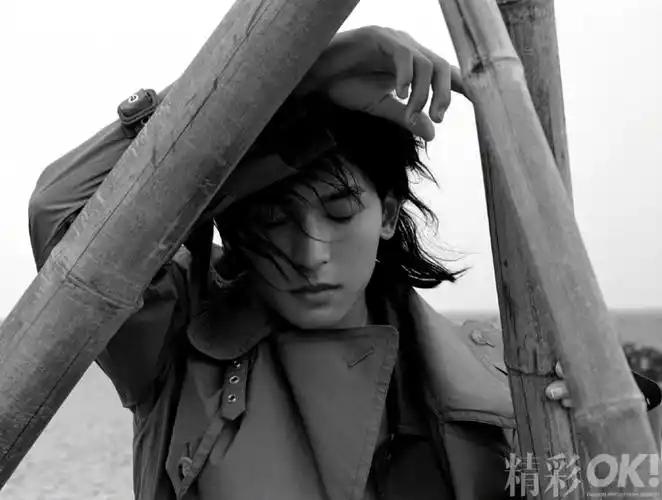 上游时尚ok精彩周年刊封面大片在不同角色中穿梭的张哲瀚