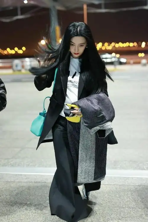 范冰冰机场真不嫌冷穿黑西装对镜头又美又飒大衣拿手里也不穿