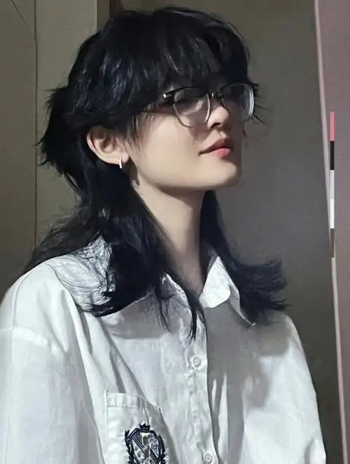 会让头发看起来很蓬而且很好打理,可以根据自己的脸型选择适合的刘海