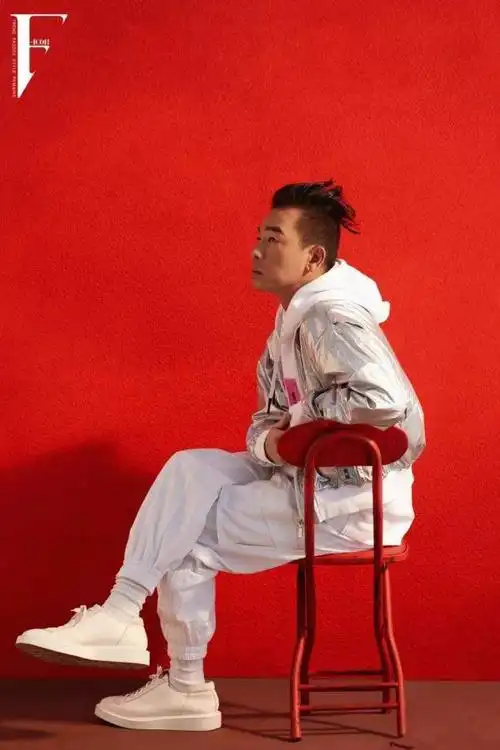 原创53岁陈小春魅力依旧,留起胡子沉稳帅气,舞台造型"搞怪张扬"