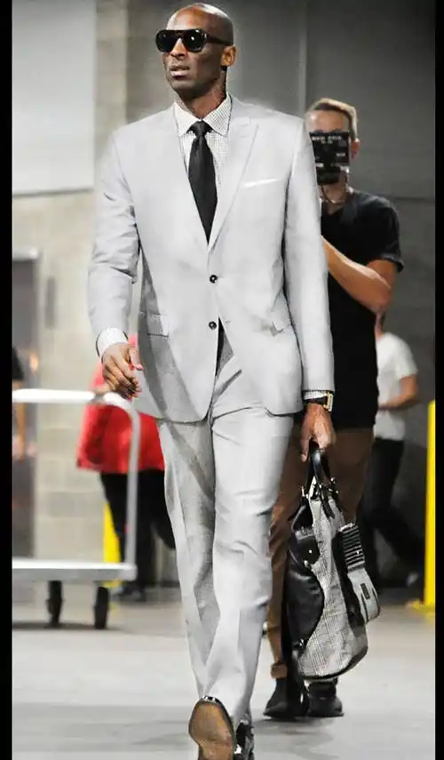 布莱恩特"的时尚穿搭_西装_衬衫_黑色